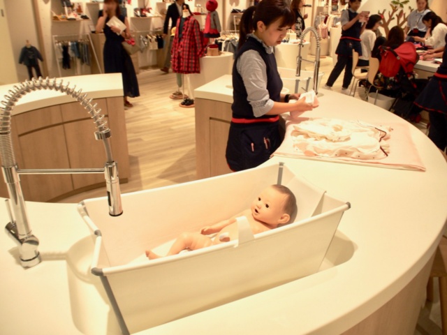 2階の沐浴体験スペースでは、3000グラムの赤ちゃん人形を使って実際に沐浴体験や肌着の着せ方体験もできる。事前予約は不要