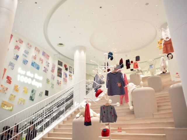 ファミリア神戸本店のコンセプトを表現した大階段には、9体の成長する「ファミちゃん」が登場。大階段を設けることで店内の回遊性を高めている