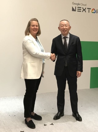 記者会見に登壇した米グーグルクラウドCEO(最高経営責任者)のダイアン・グリーン氏(左)とファーストリテイリングの柳井正会長兼社長