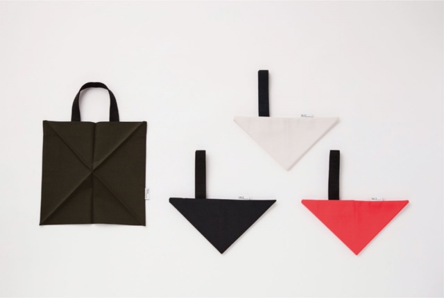 「BIG PYRAMID PLEATS BAG」。折り畳むと三角になる。縫製したバッグに熱を当てることで折り目を付けている。4色展開で価格は6500円