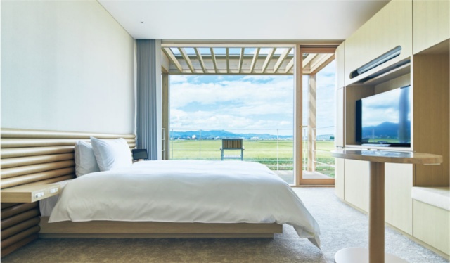 客室最小でも1.8m×3.8m以上の大きな窓があり、田園風景に臨む部屋も