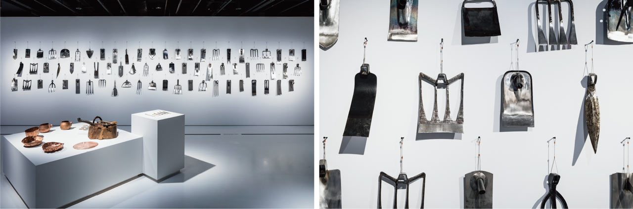 JAPAN HOUSE LONDONでの展示の様子。近藤製作所の鍬は、北のものから南のものへ、地域順に並べられている ©「燕三条 工場の祭典」実行委員会