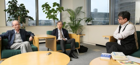 インタビューに答える野中郁次郎氏と紺野登氏（左から）。右はインタビュアーの渡邉信光氏