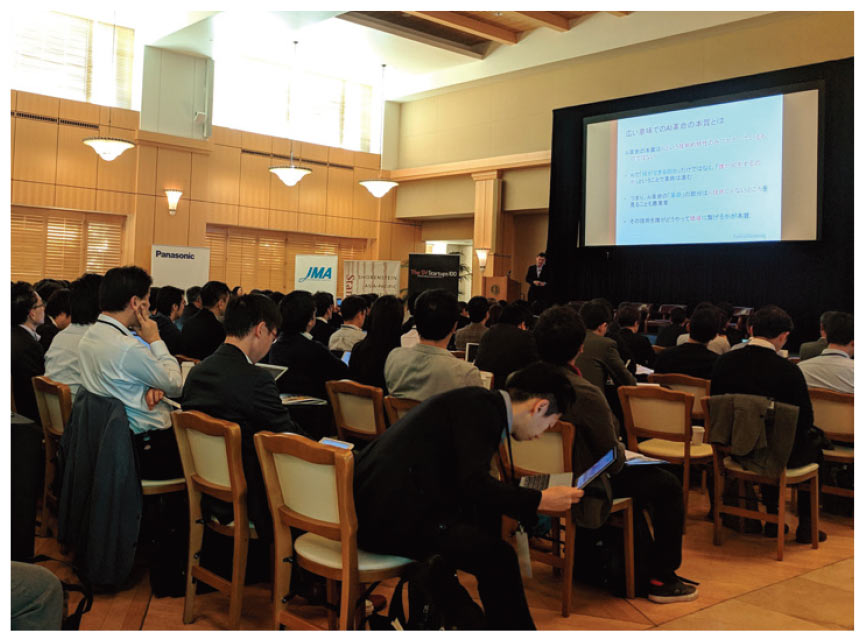 米スタンフォード大学で開催された「Silicon Valley-New Japan Summit 2018」の様子。壇上での講演やパネル・ディスカッション以外に、現地スタートアップによるデモも行われた