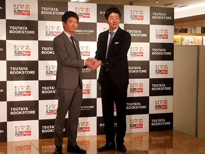 がっちりと握手する島忠の岡野恭明社長 左 日経クロストレンド がっちりと握手する島忠の岡野恭明社長 左 日経クロストレンド