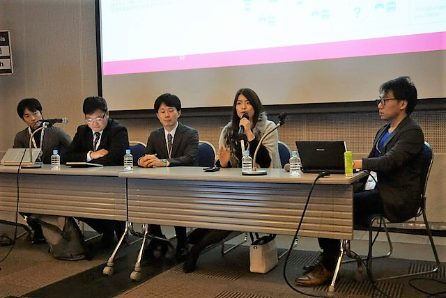 「トランザム」（日本経済新聞社主催）でのセッションの模様。右からモデレーターでMaaS Tech Japan社長の日高洋祐氏、世界経済フォーラム第四次産業革命日本センター長の須賀千鶴氏、日本政策投資銀行の石村尚也氏、内閣官房IT総合戦略室の信朝裕行氏、グロービス・キャピタル・パートナーズの渡邉佑規氏