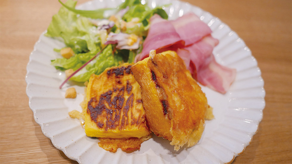 朝食の「羽根つきフレンチトースト」は、付け合わせのサラダやベーコンの量を選択可能。ドリンクなどがセットで1200円（税込み、以下同）