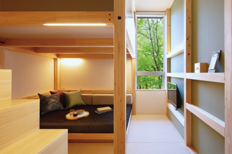 ロフトベッドを備えた定員3名の「YAGURA Room」。BEB5 軽井沢の設計は、「星野リゾート OMO5 東京大塚」を担当した佐々木達郎氏が手掛けた（写真提供／星野リゾート）