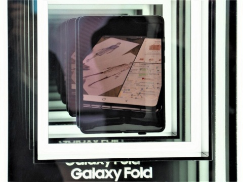 サムスン電子の「Galaxy Fold」。外側に4.6インチ、内側に7.3インチのディスプレーを搭載し、開くと大画面で利用できる仕組みだ