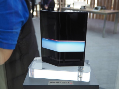 ファーウェイ・テクノロジーズの「HUAWEI Mate X」。外側にある8インチディスプレーを折り曲げるスタイルで、畳んだ状態では6.38インチのスマートフォンとして使える