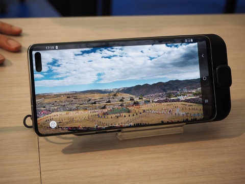 サムスン電子の5G対応スマートフォン「Galaxy S10 5G」。前面と背面に、カメラと共に3D深度センサーを搭載、本格的なARコンテンツを提供しやすくしている