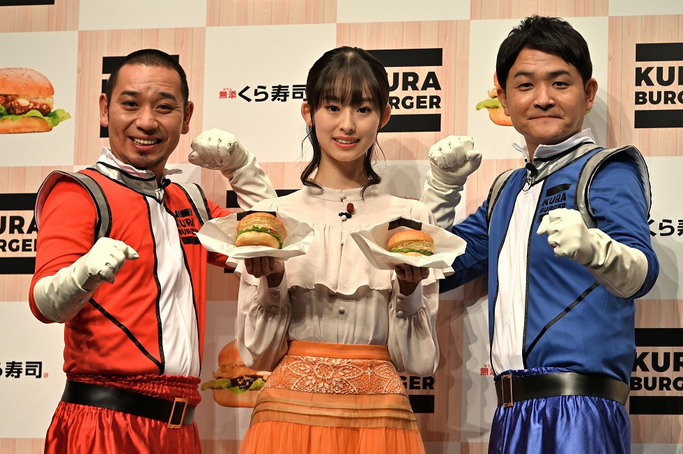 「KURA BURGER」の発表会に登場した、お笑いタレントの千鳥（写真左端：大悟、同右端：ノブ）と「第15回全日本国民的美少女コンテスト」でグランプリを受賞した井本彩花さん（写真中央）