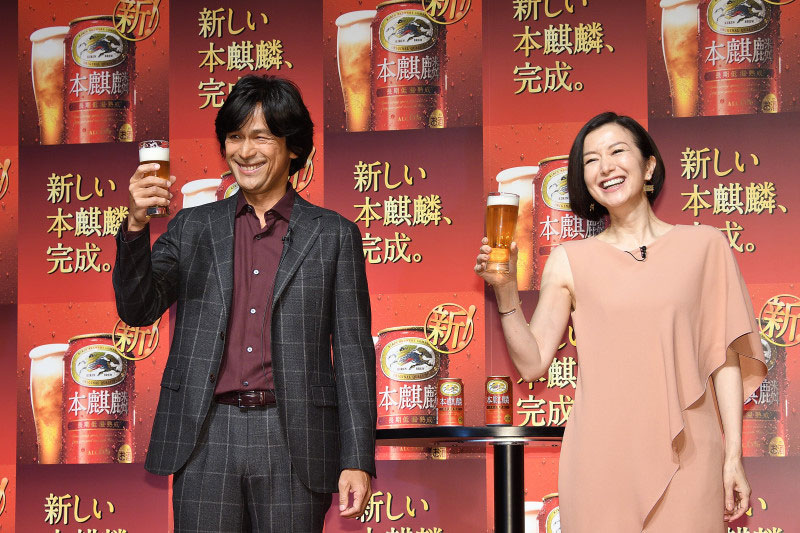 2019年2月26日の新CM発表会に登場した江口洋介と鈴木京香。18年のCMが好評だったといい、続投が決まった