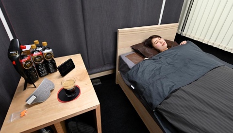 東京・大井町にオープンした「ネスカフェ 睡眠カフェ」の店内。布製のパーティションで仕切られた空間で、高級ベッドや最高級のリクライニングレザーチェアでくつろぎ、カフェイン入りとカフェインレスのコーヒーを飲み分けることで、良質な仮眠・睡眠が体験できるという