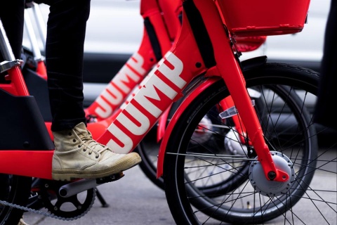 ウーバーが米国を中心に展開している電動自転車のシェアリングサービス「JUMP Bikes」