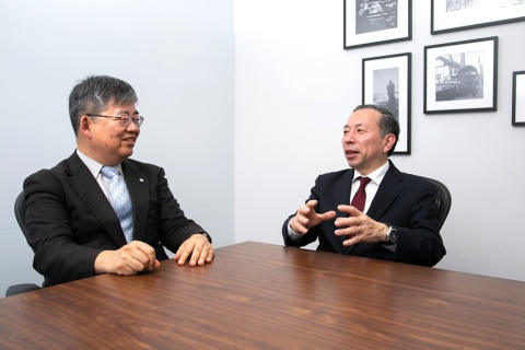 横浜国立大学の中村文彦教授（写真左）と、東京大学の須田義大教授。交通分野の研究をリードする2人が、初めて対談した