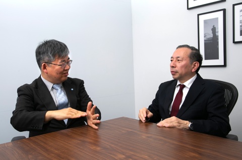 横浜国立大学の中村文彦教授（写真左）と、東京大学の須田義大教授