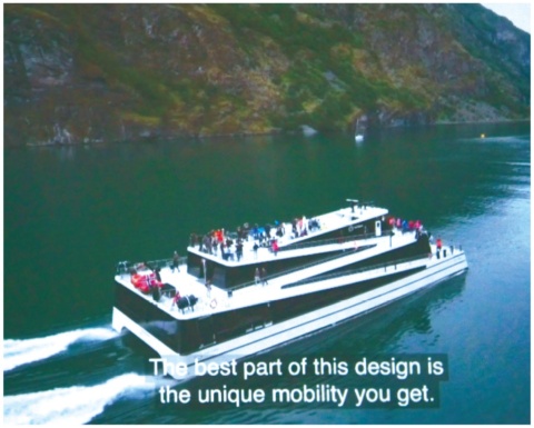 車椅子で利用できる観光船の例を欧州の専門家が紹介。船の外観を見ると周囲にスロープがあり、車椅子で直接に展望デッキに行くことができる
