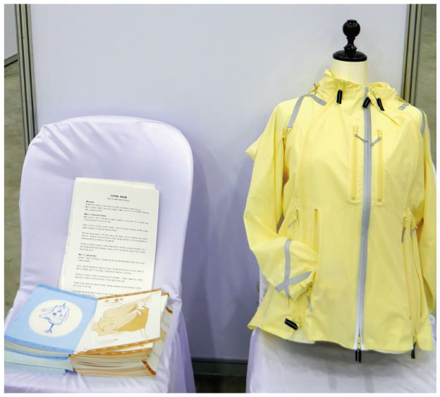 商品を展示するコーナーもあった。写真はユニバーサルファッション協会の「衣のUDプロジェクト」が開発した「UDジャケット」で、災害用としての用途も狙っている