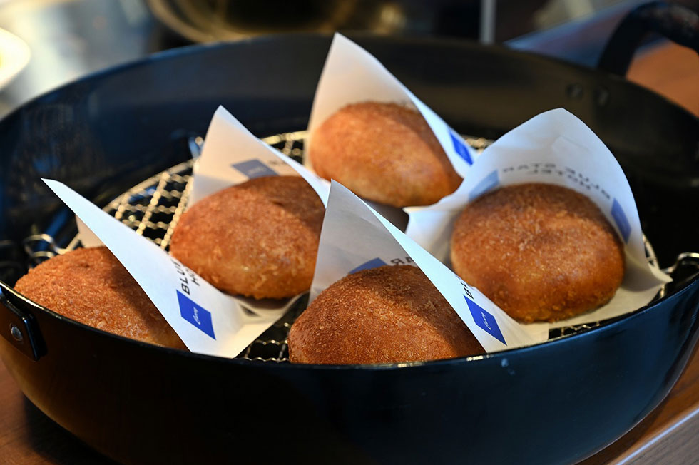 人気の「青星寮カレー」をパンに仕立てた「青星寮カレーパン」は税込み400円