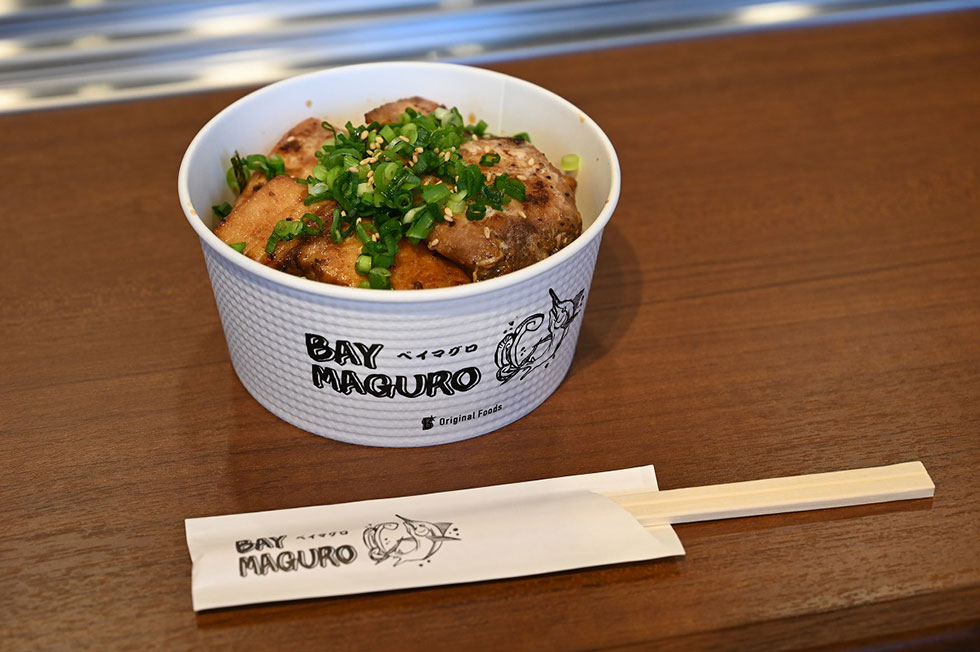 「ベイマグロ丼」は、特製味噌に漬け込んだカジキマグロのカルビ焼きを米に乗せて税込み800円