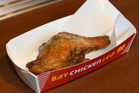 骨付き鶏肉のグリル「ベイチキンレッグ」は約220グラムのボリュームで、税込み700円