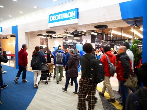 オープンを待ちわびた大勢のお客が10時の開店と同時に入り口に駆け寄り、次々と店内に吸い込まれていった