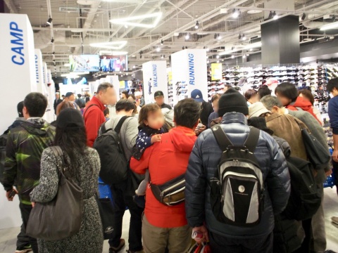 340円の携帯バックパックを販売するワゴンの回りは、オープン直後から黒山の人だかりとなった