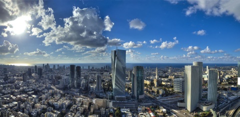 テルアビブは巨大なビル群が立ち並ぶ先進的な都市に（写真／Shutterstock）