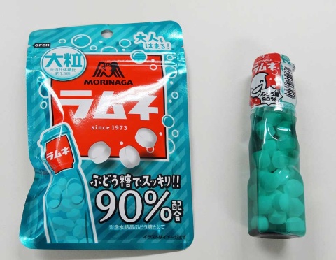 1973年から安定した売り上げを続ける森永製菓「ラムネ」(右)と2018年3月に発売されたラムネの1.5倍の大きさの「大粒ラムネ」(左)