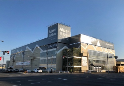 柏市の国道16号沿いにオープンした「Alpen Outdoors Flagship Store 柏店」。アルペンはスポーツ用品販売を担う大規模店として「SPORTS DEPO」も展開するが、その柏沼南店だった建物を全面改装して作られた