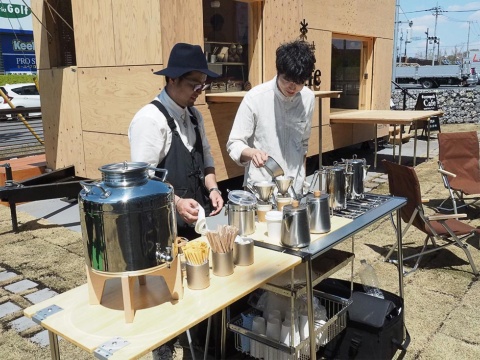 Snow Peak Cafeのキッチンは世界的建築家の隈研吾氏と共同開発したモバイルハウス「住箱 -JYUBAKO-」