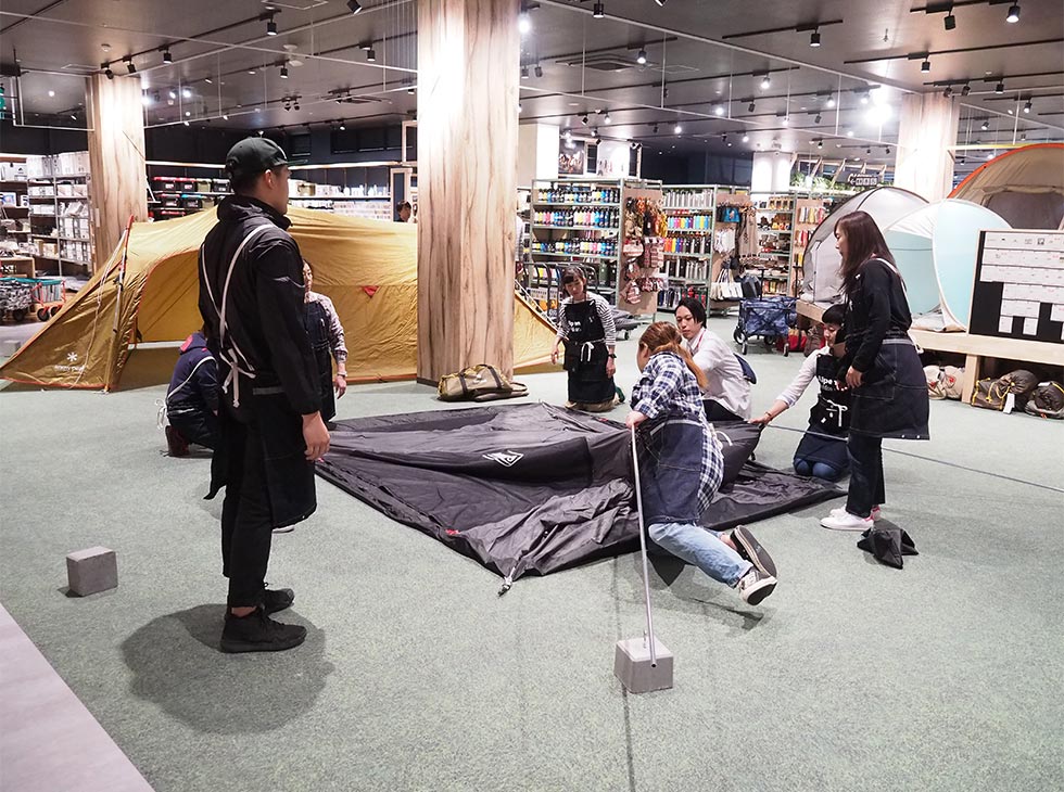 1階フロアでは大型のテントを実際に試し張りすることも可能。まさに「体験型」の店舗だ
