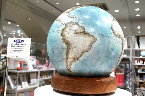 英国「Bellerby & Co.」製作の地球儀。地図は職人が数カ月かけて手描きしたもので、価格は税別180万円