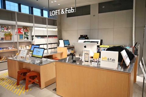 6階から移設された「LOFT＆Fab」。名入れ加工は税別500円、メタル打刻は税別1000円、レーザー彫刻、UV印刷も受け付けている
