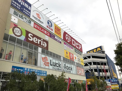 コーナンモールにはIKEAが隣接している（写真奥）。平日でも多くの買い物客でにぎわう