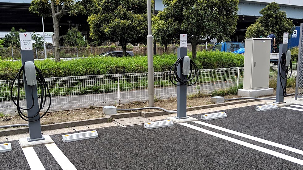 さらに屋外には3基の充電器がある