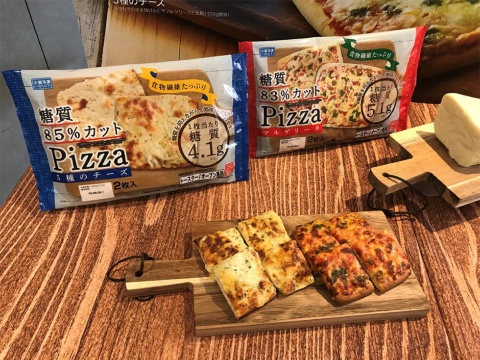 シャトレーゼが発売した糖質カットピザの新製品。左から「糖質　85％カットピザ　5種のチーズ」、「糖質　83％カットピザ　マルゲリータ」どちらも2枚入りで税込み356円