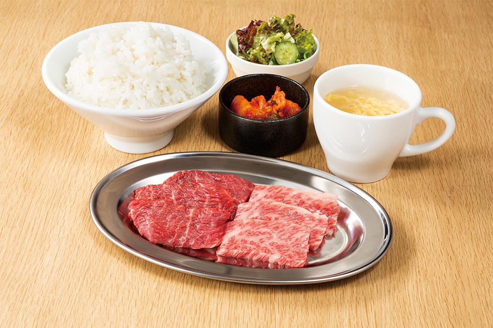 平日限定の黒毛和牛焼肉ランチは、ご飯、サラダ、スープ、キムチが付いて税別894円から