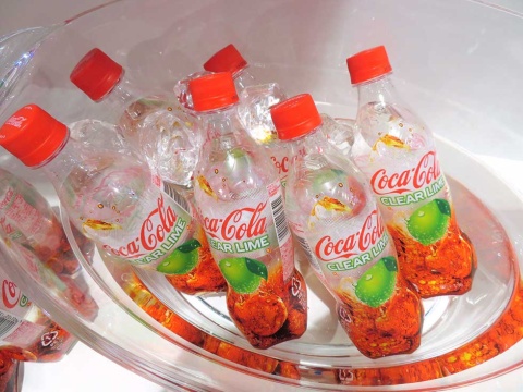 2018年6月に発売され話題を呼んだ透明炭酸飲料が、今年は「コカ・コーラ クリアライム」として販売される