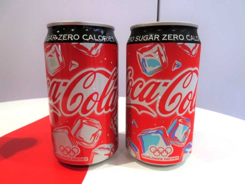 コールドサインデザインのコカ・コーラ。常温時（左）と冷却時（右）で色が変わる。ペットボトルでも販売する