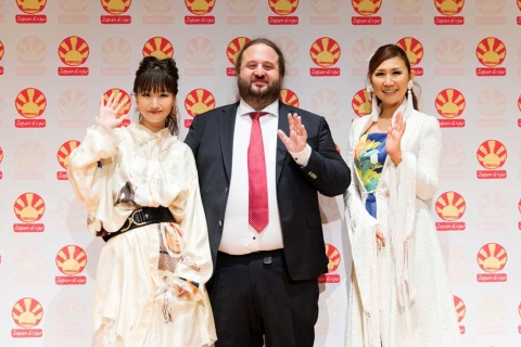 歌手・大塚愛（左）とJapan Expo創立者・副代表のトマ・シルデ氏（中央）、歌手の高橋洋子(右）