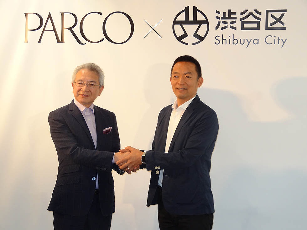 パルコの牧山社長と握手する長谷部・渋谷区長（右）