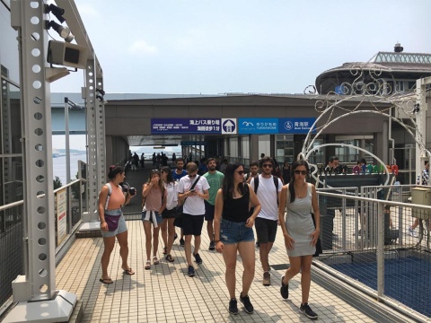 チームラボ ボーダレスの開業により、青海駅は外国人の利用が急増。乗降客数が前年比で1.5倍に増えた