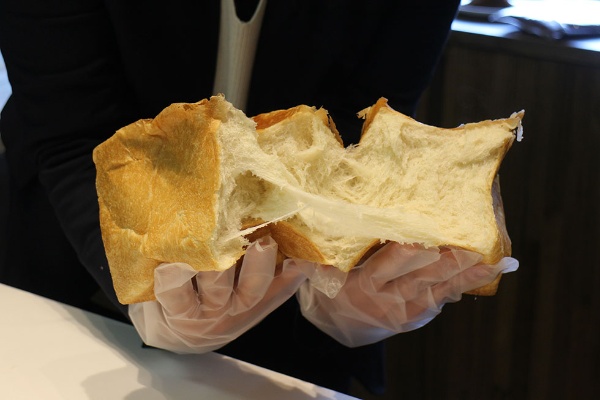 変な名前の高級食パン店が増殖中 仕掛け人の狙いとは 日経クロストレンド 変な名前の高級食パン店が増殖中 仕掛け人の狙いとは 日経クロストレンド