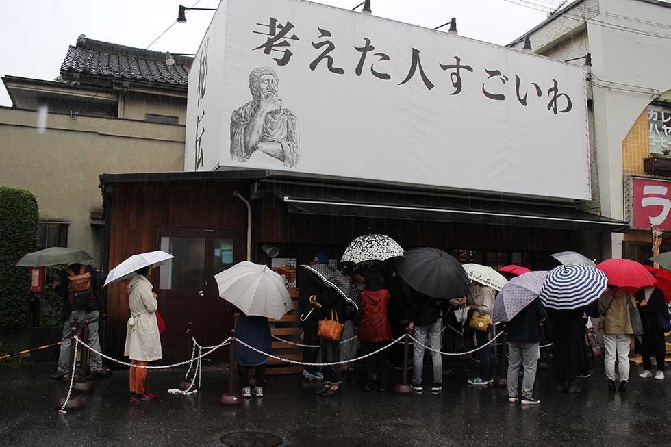 雨にもかかわらず、オープン前には行列ができた。「雨なので、早く買えるかもと思って来ました」と、行列に並んでいた近所のご夫婦