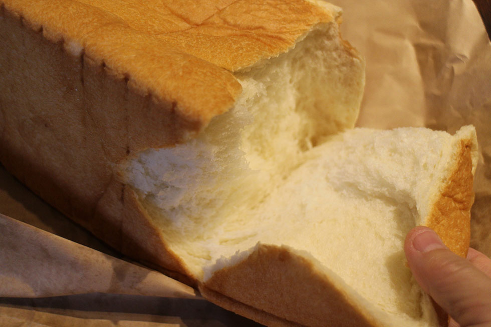 ケーキのような食感と言われる「考えた人すごいわ」のパン。経験したことのない口溶けのよさを楽しめる