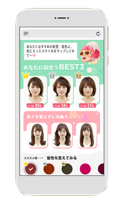 おすすめヘアスタイル6通りの“合成画像”を一覧で表示する。画面の右上に現れる指南役のお姉さんは、AIスタイリストという役柄の「リイゼさん」