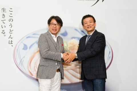 6月25日の記者会見で森岡流マーケティングの成果を発表したトリドールホールディングスの粟田貴也社長（左）と刀の森岡毅CEO
