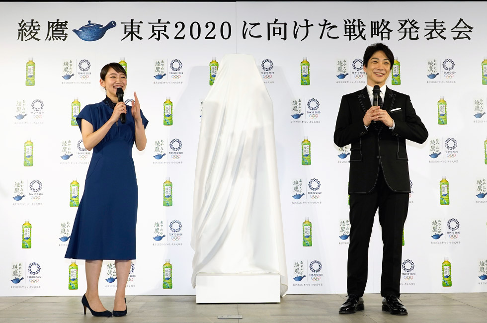 2017年からブランドアンバサダーを務める吉岡理帆（左）と新たに起用された野村萬斎（右）